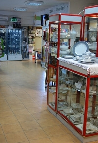 Wnętrze sklepu Helios Szkło - ekspozycja sztućców
