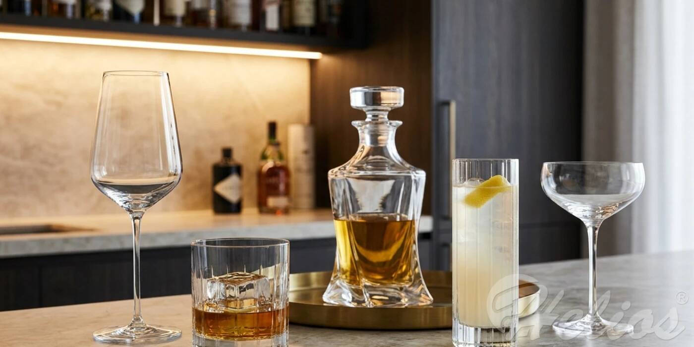 Elegancki barek domowy w stylu nowoczesnym: zestaw kieliszków do wina, szklanek do whisky i karafka na tacy
