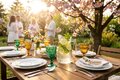 Elegancki grill w ogrodzie: Jak nakryć stół na Majówkę? [Inspiracje]