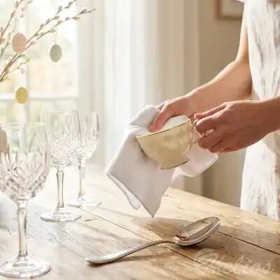 Jak wyczyścić porcelanę i szkło na Wielkanoc? Kompletny poradnik