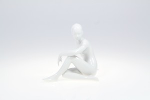 Helios szkło: Figurka porcelanowa - ZAMYŚLONA 0001