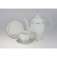 Biały garnitur do kawy Ćmielów B601 ASTRA z 27 części. Zestaw dla 12 osób zdobiony srebrnym geometrycznym wzorem i delikatnymi listkami na porcelanie.