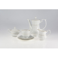 Biały porcelanowy garnitur do kawy Chodzież Iwona B014 z delikatnym złotym zdobieniem. Zestaw obejmuje dzbanek, cukiernicę, mlecznik oraz filiżankę ze spodkiem.