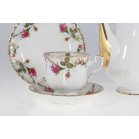 Porcelanowy zestaw kawowy Chodzież Iwona B013: filiżanka ze spodkiem i dzbanek z motywem róż, złocone krawędzie, białe tło, elegancki serwis dla 12 osób.