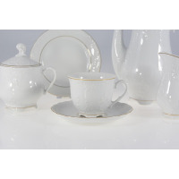 Elegancki garnitur do kawy Ćmielów 3604 ROCOCO dla 12 osób. Biała porcelana z delikatnym tłoczonym wzorem i złotym wykończeniem, widoczna filiżanka, dzbanek i
