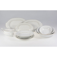 Zestaw obiadowy Chodzież Iwona B014 dla 12 osób: biała porcelana z subtelnym tłoczeniem i złotą linią, obejmująca półmiski, sosjerkę oraz głębokie talerze i