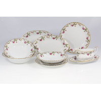 Serwis obiadowy dla 12 osób B013 Iwona marki Chodzież. Biała porcelana z delikatnym motywem róż i złotym wykończeniem brzegów, obejmująca talerze oraz sosjerkę.
