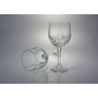 Dwa kryształowe kieliszki goblet Zawiercie MONICA ZA890-ZA1562. Jeden stoi pionowo, drugi leży, eksponując eleganckie szlifowane zdobienia na przezroczystym