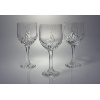 Trzy kryształowe kieliszki goblet 240g marki Zawiercie z serii Monica. Przezroczyste naczynia o eleganckim szlifie z motywem płomieni na czaszy i zdobioną