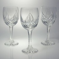 Trzy kryształowe kieliszki do wina Monica marki Zawiercie o pojemności 170 ml. Przezroczyste szkło z eleganckim, szlifowanym wzorem płomieni i zdobioną stopką.