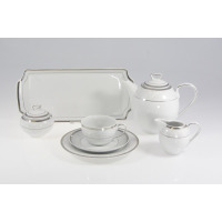 Elegancki garnitur do kawy Chodzież E606 Yvonne dla 12 osób. Biała porcelana z subtelnym szarym wzorem i srebrnym wykończeniem, obejmująca dzbanek, cukiernicę