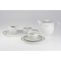 Biały garnitur do kawy Chodzież E606 Yvonne. Zestaw kawowy dla 12 osób z delikatnym srebrnym wzorem roślinnym na porcelanie, widoczny dzbanek, cukiernica i