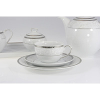 Elegancki garnitur do kawy Chodzież E606 Yvonne. Zestaw kawowy dla 12 osób z białej porcelany ze srebrnym zdobieniem, widoczna filiżanka ze spodkiem i