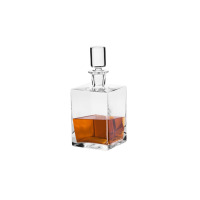 Karafka Caro marki Krosno Glass o pojemności 750 ml wykonana z przejrzystego szkła. Kwadratowe naczynie z dopasowanym korkiem wypełnione bursztynowym trunkiem.