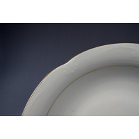 Zbliżenie na krawędź salaterki okrągłej 26 cm B014 Kamelia marki Chodzież. Biała porcelana z delikatnym tłoczonym wzorem i subtelną złotą linią na obrzeżu.
