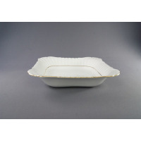 Biała salaterka kwadratowa 28 cm z serii Iwona od Chodzieży. Naczynie z porcelany o falistym brzegu, zdobione elegancką złotą linią na krawędzi, widok z boku.