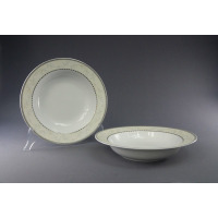 Dwa talerze głębokie 22 cm z kolekcji B601 Astra marki Ćmielów. Jasna porcelana z delikatnym roślinnym wzorem i geometrycznym obrzeżem, ustawione w pionie i