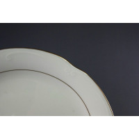 Zbliżenie na krawędź talerza płytkiego 24 cm B014 Kamelia marki Chodzież. Biała porcelana z delikatnym tłoczonym wzorem i eleganckim złotym wykończeniem brzegu.