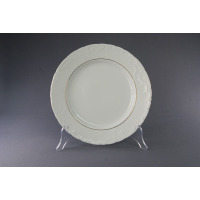 Biały talerz płytki 25 cm z serii Rococo marki Ćmielów. Klasyczna porcelana z delikatnym reliefem na obrzeżach i subtelną złotą linią, ustawiona na