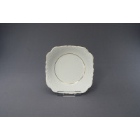 Biała salaterka kwadratowa 17 cm z serii ROCOCO marki Ćmielów. Naczynie z porcelany o ozdobnych, reliefowych brzegach i delikatnym złotym obrzeżem na środku.