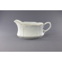 Biała porcelanowa sosjerka 0,45 l z serii Kamelia marki Chodzież. Naczynie o eleganckim, profilowanym kształcie z subtelnym reliefem i delikatnym złotym