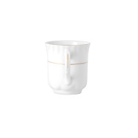 Biały porcelanowy kubek 300 ml z serii Iwona marki Chodzież. Widok z profilu na eleganckie ucho z subtelnym złotym zdobieniem oraz delikatną linię na korpusie.