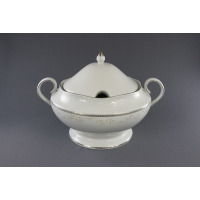 Biała porcelanowa waza Ćmielów B601 Astra o pojemności 3,0 l z pokrywką, zdobiona delikatnym roślinnym motywem i srebrnym geometrycznym paskiem na szarym tle.