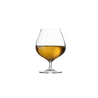 Pękaty kieliszek Harmony marki Krosno Glass wypełniony bursztynowym alkoholem. Klasyczne szkło o płaskim dnie i szerokiej czaszy na krótkiej nóżce, widok z