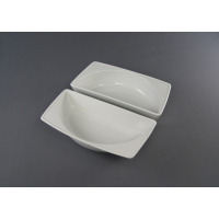 Dwie białe porcelanowe rawierki półokrągłe 21 cm z kolekcji Victoria marki Lubiana. Naczynia o nowoczesnym, minimalistycznym designie ustawione na szarym tle.