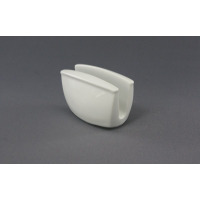 Biały porcelanowy serwetnik Victoria marki Lubiana o nowoczesnym, minimalistycznym kształcie, ukazany w ujęciu z perspektywy trzech czwartych na szarym tle.