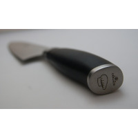 Zbliżenie na czarną, ergonomiczną rękojeść noża szefa kuchni Gerlach 991A Deco Black. Na metalowym zakończeniu widoczne logo marki z koroną oraz ikona czapki