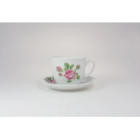 Biały porcelanowy kubek 300 ml ze spodkiem Wiedeń 3999D marki Lubiana. Naczynie zdobi delikatny wzór różowych róż z zielonymi listkami na gładkiej powierzchni.