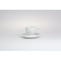 Biała filiżanka 0,15 l ze spodkiem BOLA marki Lubiana. Minimalistyczne naczynie z porcelany o gładkiej powierzchni, ustawione centralnie na jasnym tle.