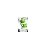 Kieliszek do wódki 25 ml z serii X-Line marki Krosno Glass wypełniony lodem i cząstkami limonki. Przezroczyste szkło o charakterystycznym, wklęsłym profilu.