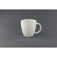 Biały porcelanowy kubek 300 ml z serii Victoria marki Lubiana o klasycznym, zaokrąglonym kształcie z wygodnym uchem, zaprezentowany na jednolitym szarym tle.