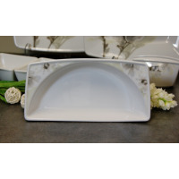 Rawierka półokrągła 21 cm Victoria marki Lubiana z białej porcelany o nowoczesnym kształcie, ozdobiona subtelnym motywem kwiatowym na brzegach, wyeksponowana