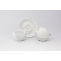 Biały zestaw do herbaty Lubiana Bola 2 składający się z filiżanki, spodka i czajniczka z pokrywką. Minimalistyczna porcelana o gładkiej, błyszczącej