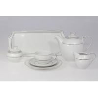 Garnitur do kawy E373 Yvonne marki Chodzież. Biała porcelana z subtelnym, tłoczonym wzorem i srebrnym wykończeniem. Zestaw obejmuje dzbanek, cukiernicę