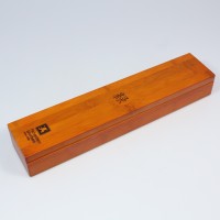 Zamknięte, podłużne pudełko na nóż Santoku 12,5 cm Midori marki Richardson Sheffield. Wykonane z jasnego drewna bambusowego, z widocznym logo producenta i