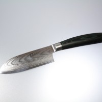 Nóż Santoku 12,5 cm Midori od Richardson Sheffield ze stali damasceńskiej o charakterystycznym falistym wzorze na ostrzu i ciemnozielonej, warstwowej rękojeści.