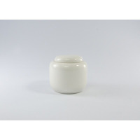 Biała cukiernica 0,25 l z serii Claudette marki Karolina. Minimalistyczne naczynie o zaokrąglonym kształcie z dopasowaną pokrywką, ujęte na jednolitym tle.