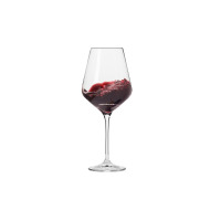 Kieliszek do wina Chardonnay Avant-garde marki Krosno Glass o pojemności 560 ml z wirującym czerwonym winem, ukazujący smukłą nóżkę i elegancki kształt czaszy.