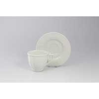 Biała porcelanowa filiżanka ze spodkiem z serii Maria marki Lubiana. Naczynia o eleganckim, żłobkowanym wzorze ustawione na jasnym tle w ujęciu frontalnym.