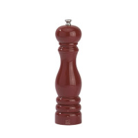 Czerwony młynek do pieprzu Peugeot Paris o wysokości 22 cm. Klasyczny drewniany korpus o błyszczącym wykończeniu z widocznym logo marki i oznaczeniami mielenia.