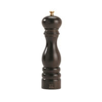 Czekoladowy młynek do pieprzu Peugeot Paris o wysokości 18 cm. Klasyczny drewniany korpus o profilowanym kształcie z widocznym logo marki u dołu i złotym