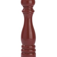 Czerwony młynek do pieprzu Peugeot Paris o wysokości 30 cm. Klasyczny drewniany korpus z błyszczącym wykończeniem, metalowym pokrętłem i logo marki na dole.