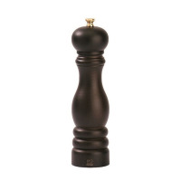 Czekoladowy młynek do soli Peugeot Paris o wysokości 22 cm. Klasyczny drewniany design z widocznym logo marki u dołu i eleganckim złotym pokrętłem na szczycie.