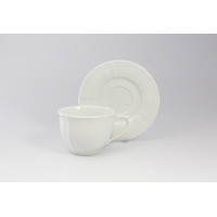 Biała porcelanowa filiżanka ze spodkiem Maria marki Lubiana o pojemności 0,35 l. Klasyczny zestaw o eleganckim, żłobkowanym wzorze na jasnym tle.