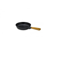 Patelnia ceramiczna 28 cm NATUR marki Gerlach z czarną powłoką nieprzywierającą oraz ergonomiczną rączką o fakturze drewna, widoczna z perspektywy półprofilu.