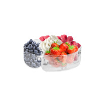 Szklana salaterka 18 cm Sweet and Savoury marki Krosno Glass S.A. wypełniona świeżymi borówkami, truskawkami, malinami oraz bitą śmietaną na białym tle.